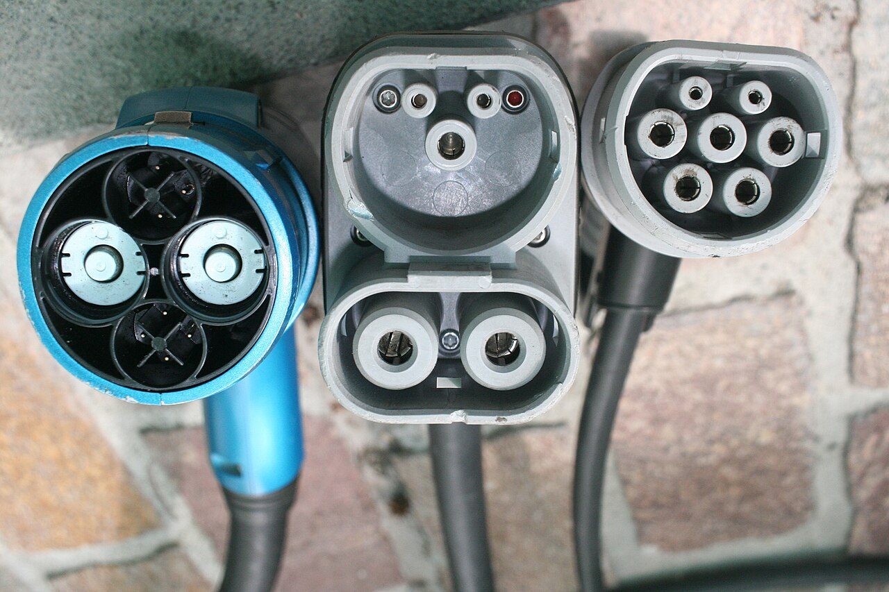 Von links die ChadeMO-Steckverbinder, CCS Combo 2 und Typ 2. Der Unterschied ist an der Form und Anzahl der Kontakte zu erkennen.
